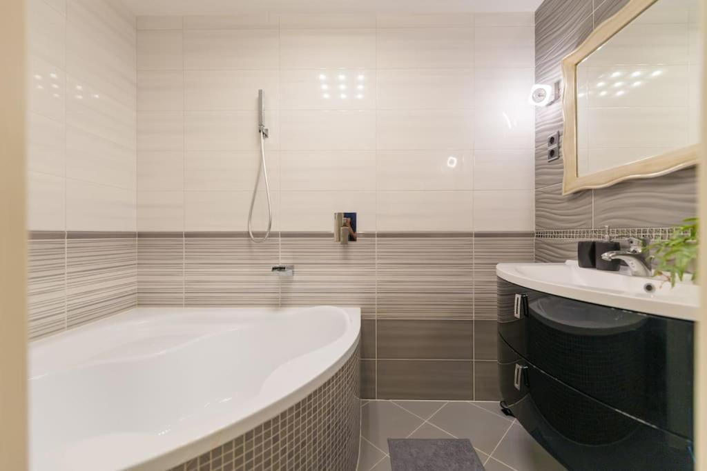 Art Deco By The Opera Apartment Budapest